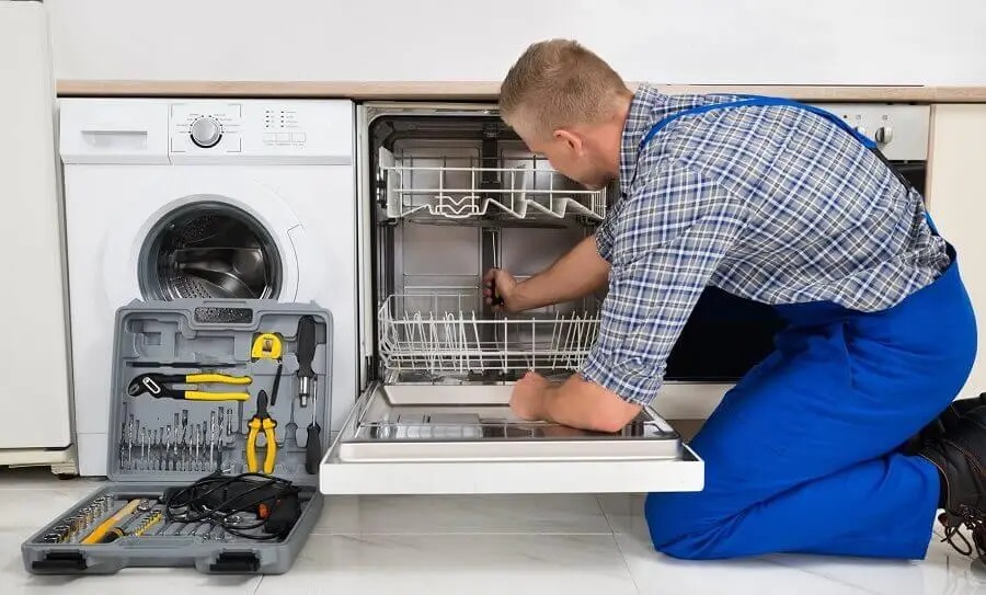 Kırkağaç Hotpoint servisi teknisyen ekibi beyaz eşya tamiri yaparken